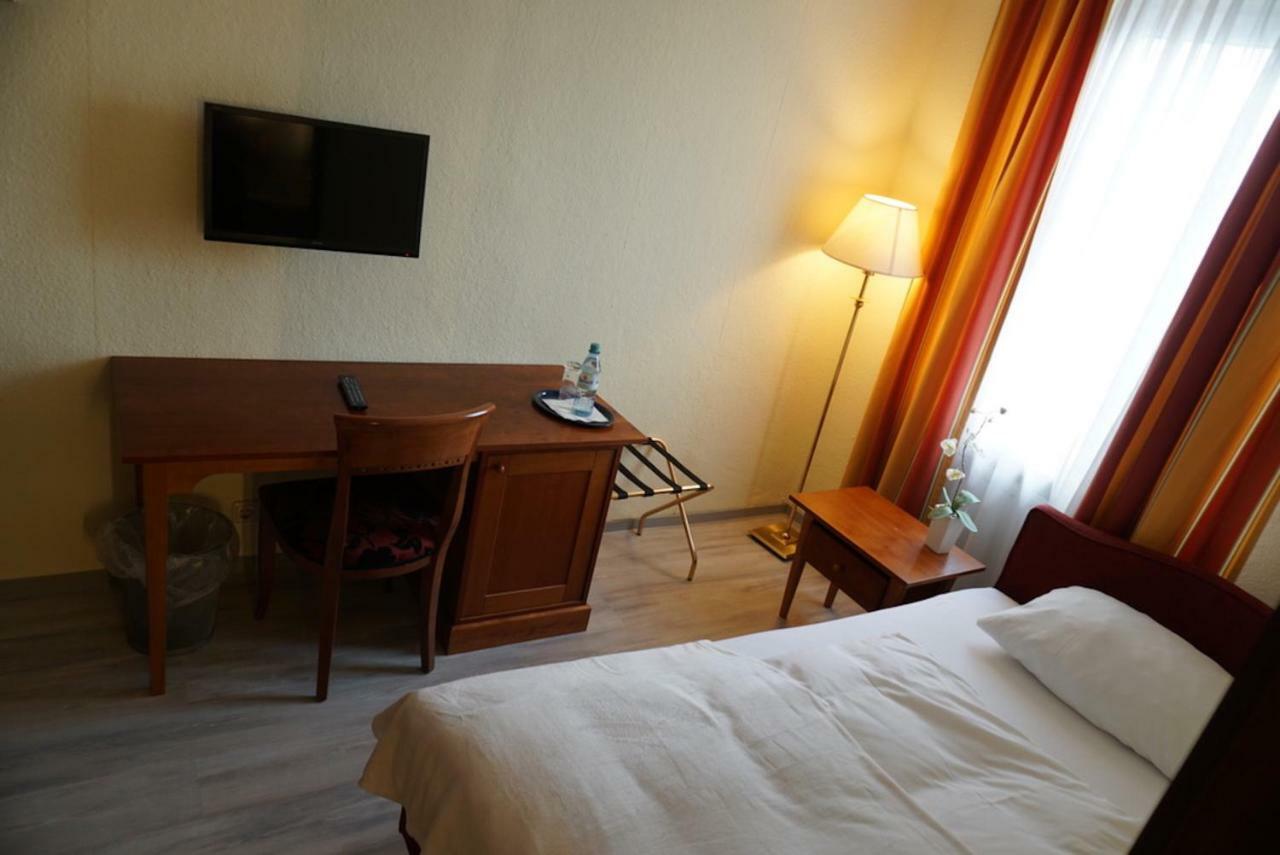 Hotel-Events Adlerpalast Rüsselsheim Esterno foto